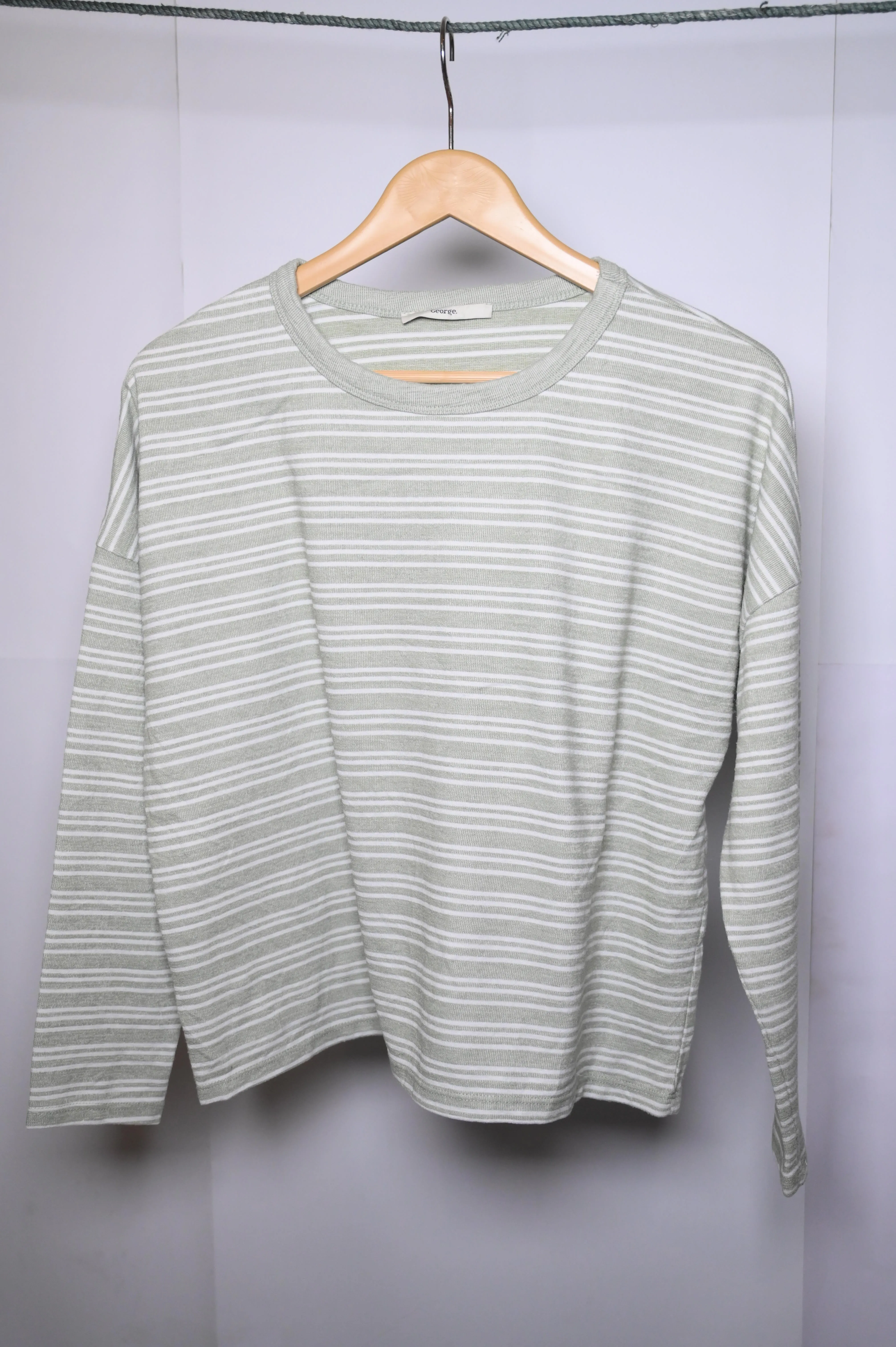 George Green & White Small Sweatshirt