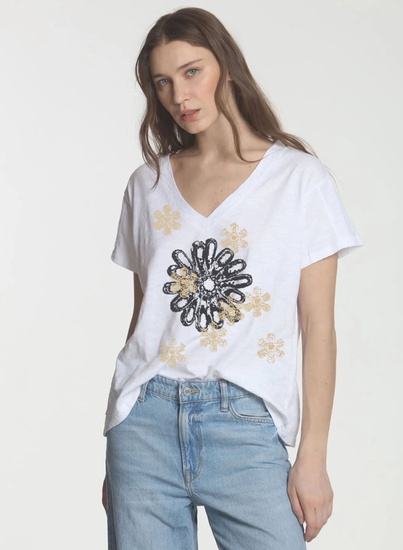 Graphic Rebel Vee - White Daisy Flower